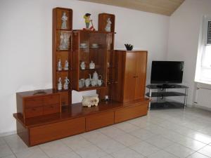 a large wooden entertainment center in a living room with a television at Ferienwohnung Am Kapellenäcker in Neumarkt in der Oberpfalz