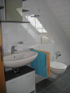 a bathroom with a sink and a toilet at Ferienwohnung Am Kapellenäcker in Neumarkt in der Oberpfalz +15 photos