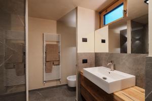 Ένα μπάνιο στο Sylva Smart Lodge +53 φωτογραφίες