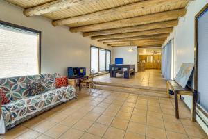 Posezení v ubytování Perfect For Groups! Socorro Home Near NM Tech