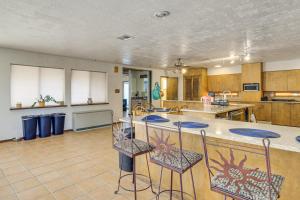 Kuchyň nebo kuchyňský kout v ubytování Perfect For Groups! Socorro Home Near NM Tech