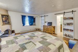 Postel nebo postele na pokoji v ubytování Perfect For Groups! Socorro Home Near NM Tech