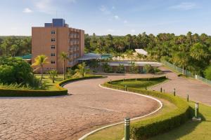 a winding road in front of a building at FLAT EM BARREIRINHAS - Gran Solare Lencois in Barreirinhas