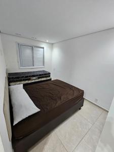 Giường trong phòng chung tại Conforto, lazer de clube e vista deslumbrante! +39 ảnh