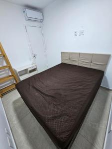 Giường trong phòng chung tại Conforto, lazer de clube e vista deslumbrante!