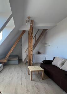 Ruang duduk di Loft pod belką