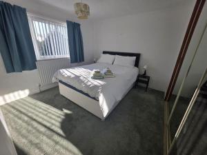 Postel nebo postele na pokoji v ubytování Lovely 3 Bedroom House 5 Minutes M6 or Carlisle