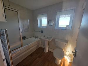 Koupelna v ubytování Lovely 3 Bedroom House 5 Minutes M6 or Carlisle + 21 fotografií