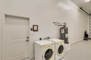 - une buanderie avec un lave-linge et une porte dans l'établissement 3 Mi to Lake Havasu Condo with Mountain and Lake View, à Lake Havasu City