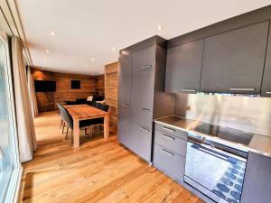 kuchnia z drewnianym stołem i jadalnią w obiekcie Cornelia 1 Ski-In-Out Stunning Views & Sleeps 8 w mieście Saas-Fee