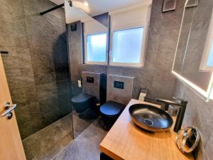 łazienka z umywalką i prysznicem w obiekcie Cornelia 1 Ski-In-Out Stunning Views & Sleeps 8 w mieście Saas-Fee
