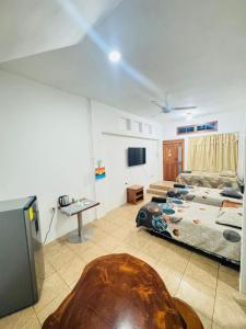 una sala de estar con una cama y una mesa en Alojamiento Villa Mar, en Puerto Ayora