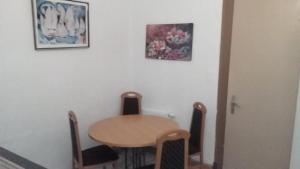 ein kleiner Tisch und Stühle in einem Zimmer in der Unterkunft Privatzimmer in Krefeld