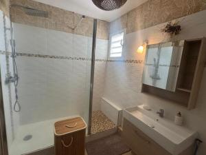 a bathroom with a shower and a sink at Rayon de vacances T3 spacieux et bien équipé in La Possession +4 photos