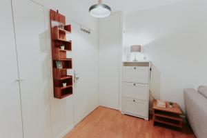 Una sala de estar con un sofá y una estantería. en Magnifique Appartement Quartier Opera Bastille !, en París