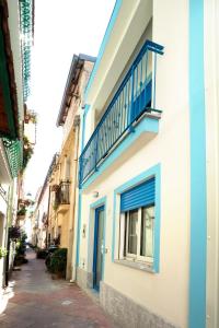un edificio con porte blu e balcone di Casa Amelia a Letoianni