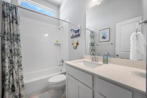 ラウンドロックにあるLone Star Oasisの洗面台とトイレを備えた白いバスルーム +48枚の写真