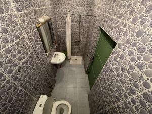 Ένα μπάνιο στο Family Friendly Apartments in the Heart of Tamraght with Rooftop Access +57 φωτογραφίες