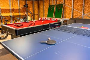 un tavolo da ping pong con una racchetta di Golf Gym HotTub Pets Game room Patio a St. George