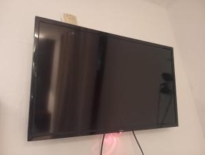 贝拉HOTEiL MONTE VILLAGE的挂在墙上的平板电视