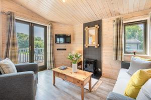 TV a/nebo společenská místnost v ubytování Dell Lodge - High Borrans Farm