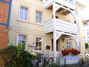 a house with a balcony on the front of it at Fischerhaus König in Alt Sassnitz in Sassnitz