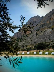 Alcara li FusiにあるNebrodi Agrivillage Bianca Sole Miaの背景に山々を望むプール