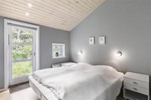 Postel nebo postele na pokoji v ubytování 1432 Aakirkeby - Holsteroddevej 6