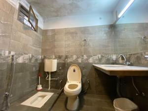 een badkamer met toilet en wastafel bij 4BHK Dunga Gali in Dunga Gali +13 foto's