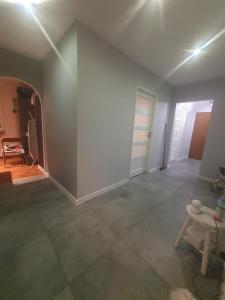 an empty room with a white wall and a door at Apartament KARO in Zawiercie