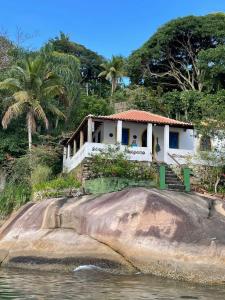 a house on the shore of a body of water at Quarto Duplo, Casa da Jô in Angra dos Reis