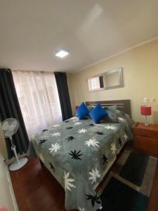 ein Schlafzimmer mit einem Bett mit blauen Kissen in der Unterkunft santiago apart in Santiago + 23 Fotos
