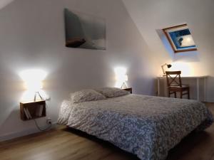 Una cama o camas en una habitación de Maison indépendante avec vue sur mer en Baie de Morlaix et proche du GR34