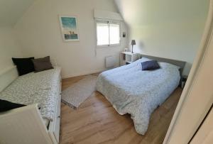 Una cama o camas en una habitación de Maison indépendante avec vue sur mer en Baie de Morlaix et proche du GR34 9 fotos más
