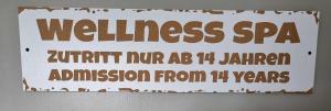 Un cartel que dice "spa de bienestar" en una pared. en Chillout, en Oberibach