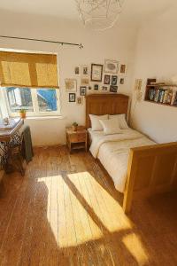 a bedroom with a bed and a table and a window at Avar ja mugav korter kesklinna lähedal in Tartu