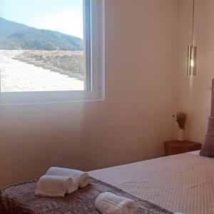 una camera da letto con un letto con due asciugamani sopra di Serração House - Gerês a Rio Caldo