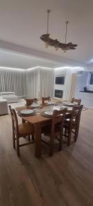 una sala da pranzo con tavolo e sedie in legno di Serração House - Gerês a Rio Caldo Altre 14 foto