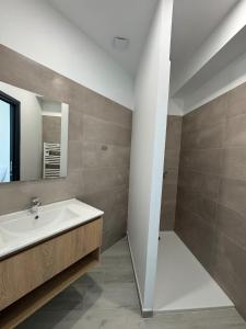 Bilik mandi di Appartement face à la mer 1