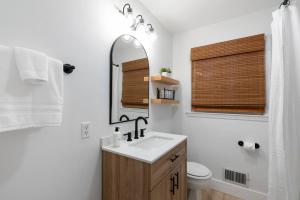 ein Badezimmer mit Waschbecken und Spiegel in der Unterkunft 3 mi Downtown Spartanburg | Cozy+Modern | Pets OK in Spartanburg + 32 Fotos