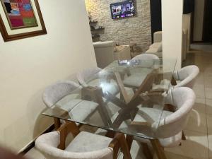 Телевизор и/или развлекательный центр в hermoso departamento tres dormitorios con jacuzzi y area barbiqui