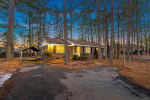 ein Haus mitten im Wald in der Unterkunft 3 mi Downtown Spartanburg | Cozy+Modern | Pets OK in Spartanburg