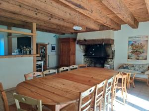 ein Esszimmer mit einem großen Holztisch und Stühlen in der Unterkunft Les Rincinières in La Garnache