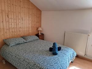 ein Teddybär sitzt auf einem Bett in einem Schlafzimmer in der Unterkunft Les Rincinières in La Garnache