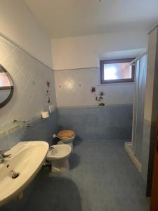 a bathroom with a sink and a toilet and a window at Apartment Celeste - Isola D'elba in San Giovanni