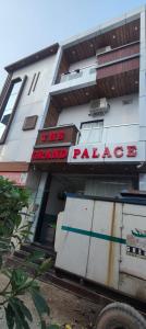 un bâtiment avec un panneau indiquant le palais de l'île dans l'établissement Grand Place Near by Prem Mandir, à Jāmb