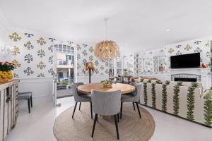 Μια τηλεόραση ή/και κέντρο ψυχαγωγίας στο Modern Coastal Townhouse at The Majestic