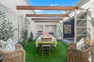 Χώρος καθιστικού στο Modern Coastal Townhouse at The Majestic