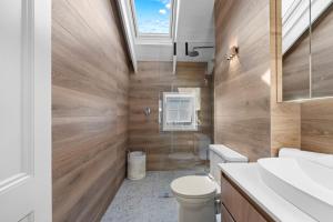 Ένα μπάνιο στο Modern Coastal Townhouse at The Majestic +37 φωτογραφίες