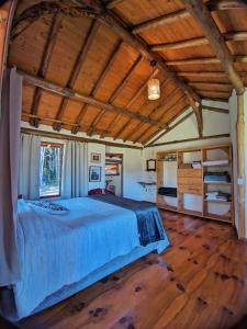 una camera da letto con un letto e un pavimento in legno di Casa Azul no Vale Matutu, Vista incrível e aconchego a Aiuruoca